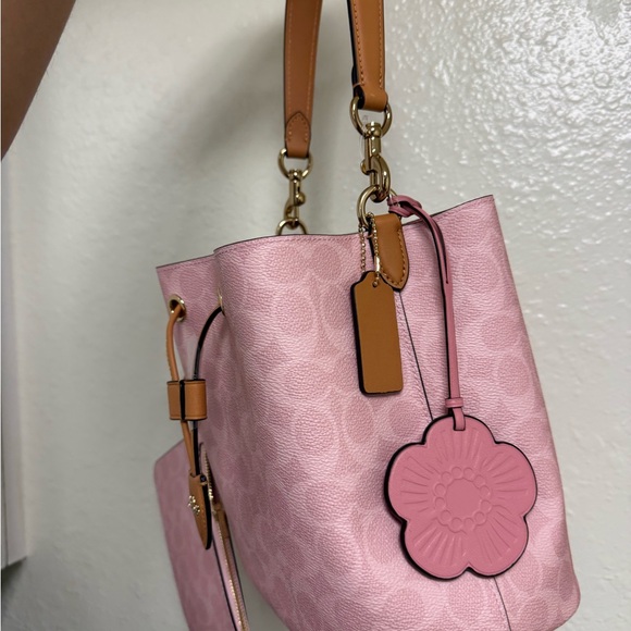 Coach Powder Pink Rowan Bucket Bag In Signature Canvas With Charms - Picture 2 of 3